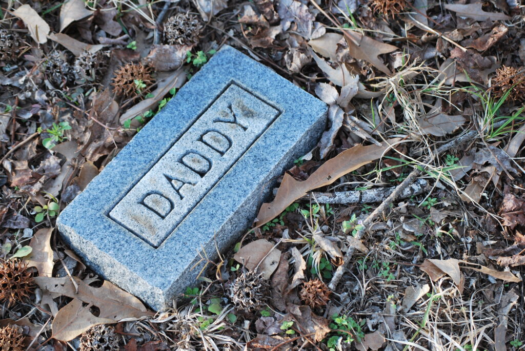 A bevel style head marker with the words 'Daddy' on it
